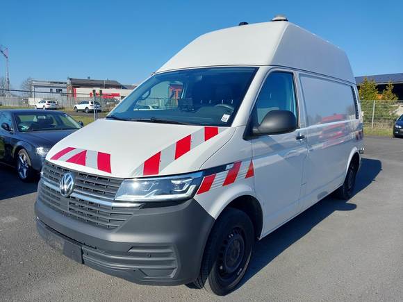 Skats no kreisās puses priekšā