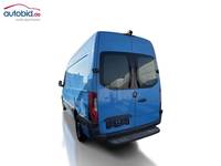 Skats no kreisās puses aizmugurē