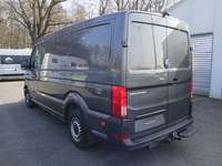 Skats no kreisās puses aizmugurē