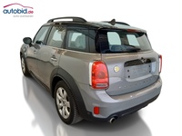 Skats no kreisās puses aizmugurē