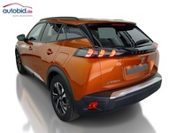 Skats no kreisās puses aizmugurē