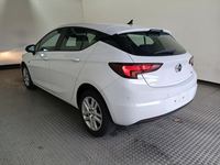 Skats no kreisās puses aizmugurē