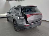 Skats no kreisās puses aizmugurē