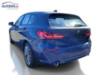 Skats no kreisās puses aizmugurē