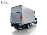 Skats no labās puses aizmugurē