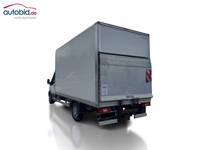 Skats no kreisās puses aizmugurē