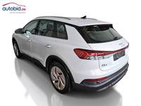 Skats no kreisās puses aizmugurē