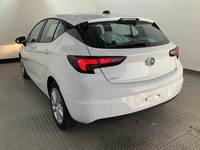 Skats no kreisās puses aizmugurē