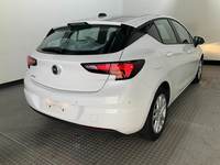 Skats no labās puses aizmugurē