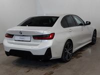 Skats no labās puses aizmugurē