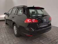 Skats no kreisās puses aizmugurē