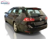 Skats no kreisās puses aizmugurē