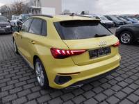 Skats no kreisās puses aizmugurē