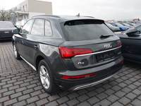 Skats no kreisās puses aizmugurē