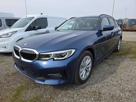 Skats no kreisās puses priekšā