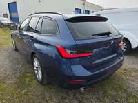 Skats no kreisās puses aizmugurē