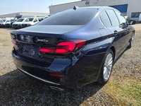 Skats no labās puses aizmugurē