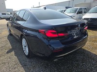 Skats no kreisās puses aizmugurē