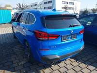 Skats no kreisās puses aizmugurē