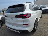 Skats no labās puses aizmugurē