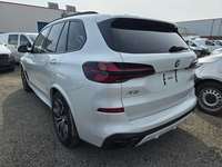 Skats no kreisās puses aizmugurē