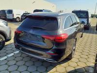 Skats no labās puses aizmugurē