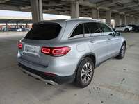 Skats no labās puses aizmugurē