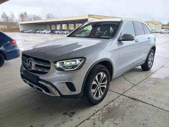 Skats no kreisās puses priekšā