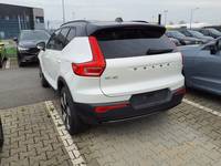 Skats no kreisās puses aizmugurē