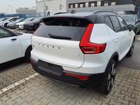 Skats no labās puses aizmugurē