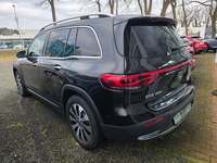 Skats no kreisās puses aizmugurē