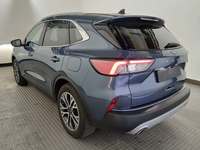 Skats no kreisās puses aizmugurē