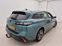 Skats no labās puses aizmugurē