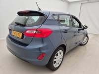 Skats no labās puses aizmugurē