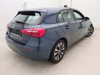 Skats no labās puses aizmugurē