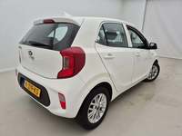 Skats no labās puses aizmugurē