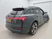 Skats no labās puses aizmugurē