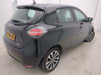 Skats no labās puses aizmugurē