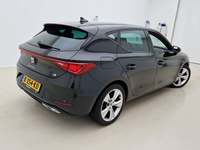 Skats no labās puses aizmugurē