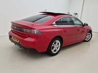 Skats no labās puses aizmugurē