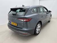 Skats no labās puses aizmugurē