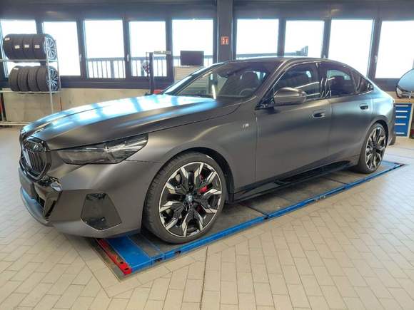 Skats no kreisās puses priekšā