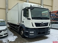 Skats no labās puses priekšā