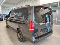 Skats no kreisās puses aizmugurē