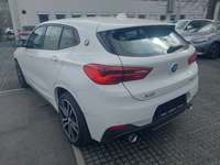 Skats no kreisās puses aizmugurē