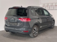 Skats no labās puses aizmugurē