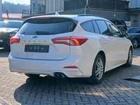 Pogled od pozadi desno