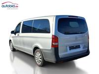 Skats no kreisās puses aizmugurē