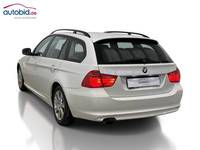 Skats no kreisās puses aizmugurē