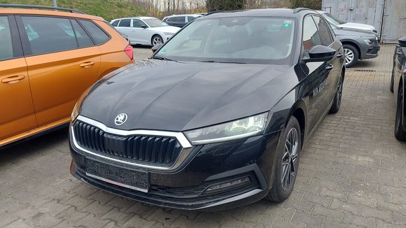 Skats no kreisās puses priekšā